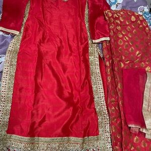 Straight pants suit. Comes with red net dupatta